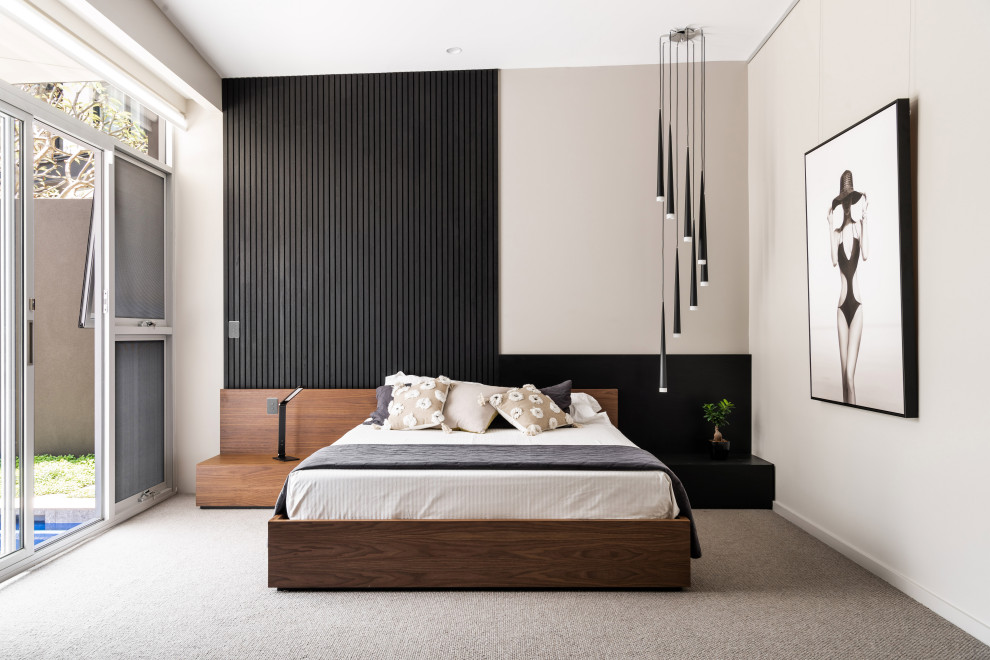 На фото: спальня среднего размера в современном стиле с бежевыми стенами, ковровым покрытием и серым полом