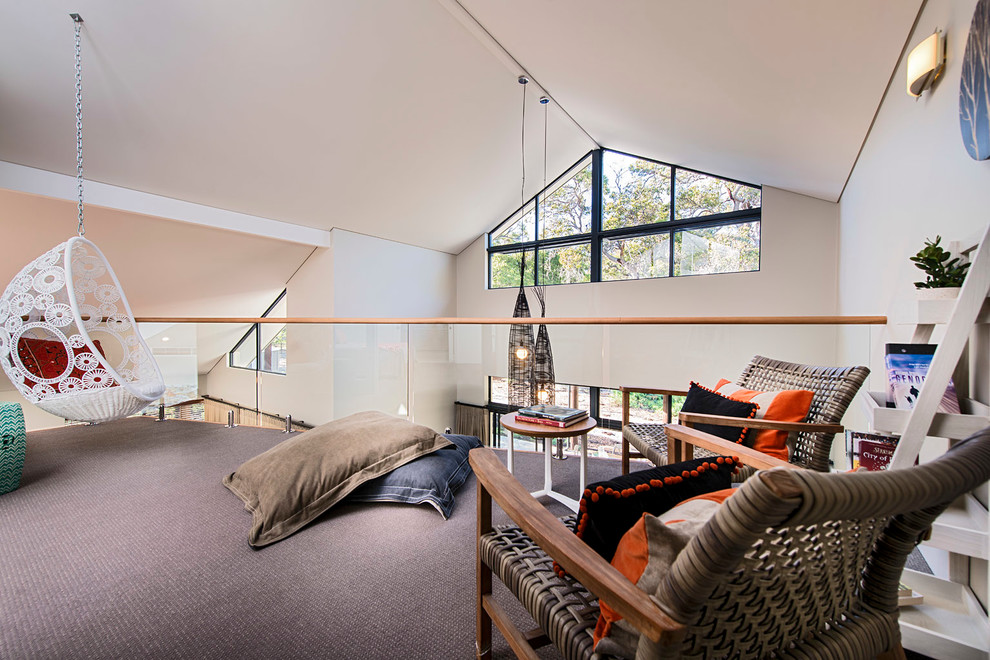 Diseño de dormitorio tipo loft actual de tamaño medio con paredes blancas y moqueta