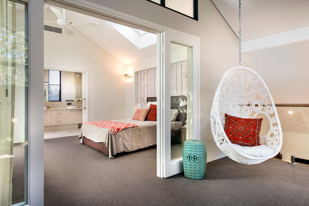 Großes Modernes Hauptschlafzimmer ohne Kamin mit beiger Wandfarbe und Teppichboden in Perth