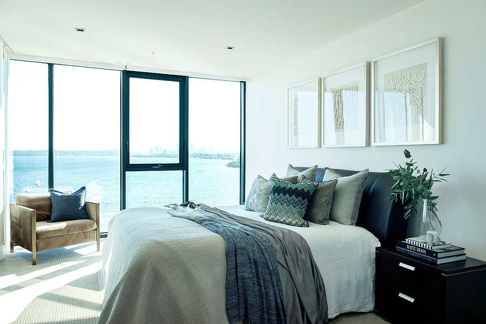Свежая идея для дизайна: большая хозяйская спальня в современном стиле с белыми стенами, ковровым покрытием и бежевым полом - отличное фото интерьера