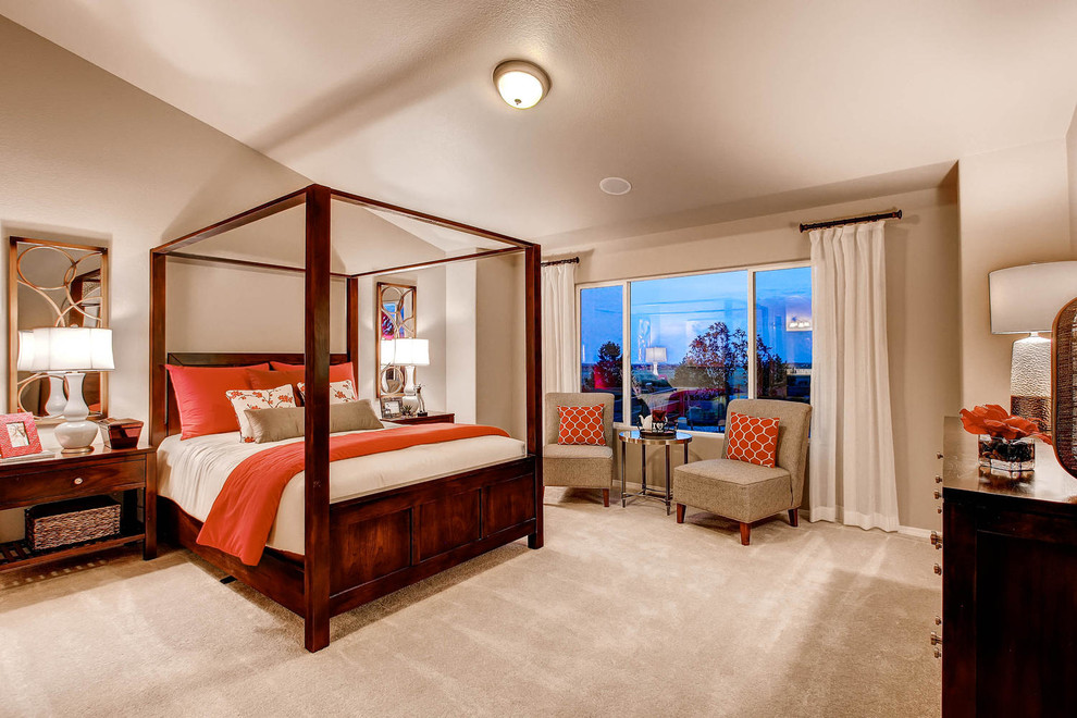 Großes Klassisches Schlafzimmer ohne Kamin mit beiger Wandfarbe und Teppichboden in Denver