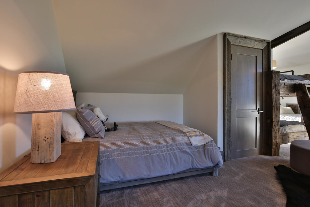Свежая идея для дизайна: большая гостевая спальня (комната для гостей) в современном стиле с бежевыми стенами и ковровым покрытием - отличное фото интерьера