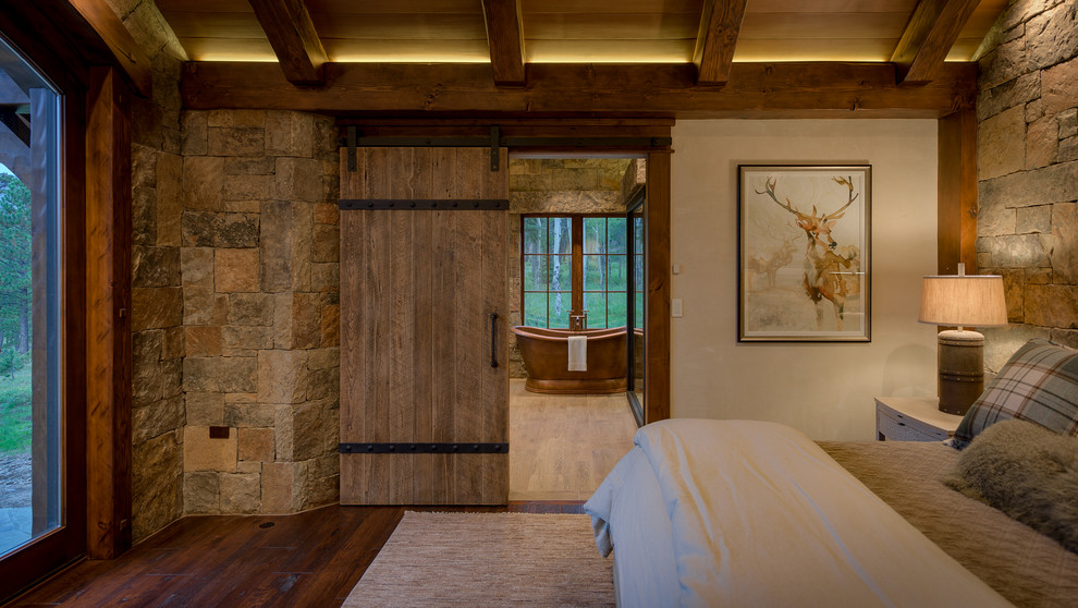 Пример оригинального дизайна: хозяйская спальня среднего размера в стиле рустика с бежевыми стенами, темным паркетным полом и коричневым полом