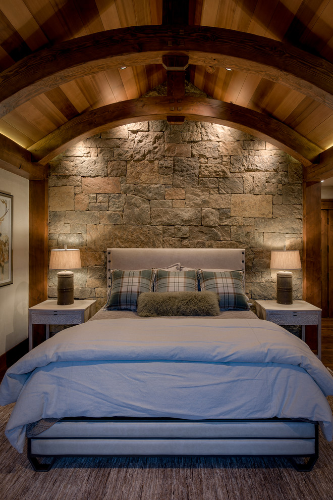 Imagen de dormitorio principal rural de tamaño medio con paredes beige, suelo de madera oscura y suelo marrón