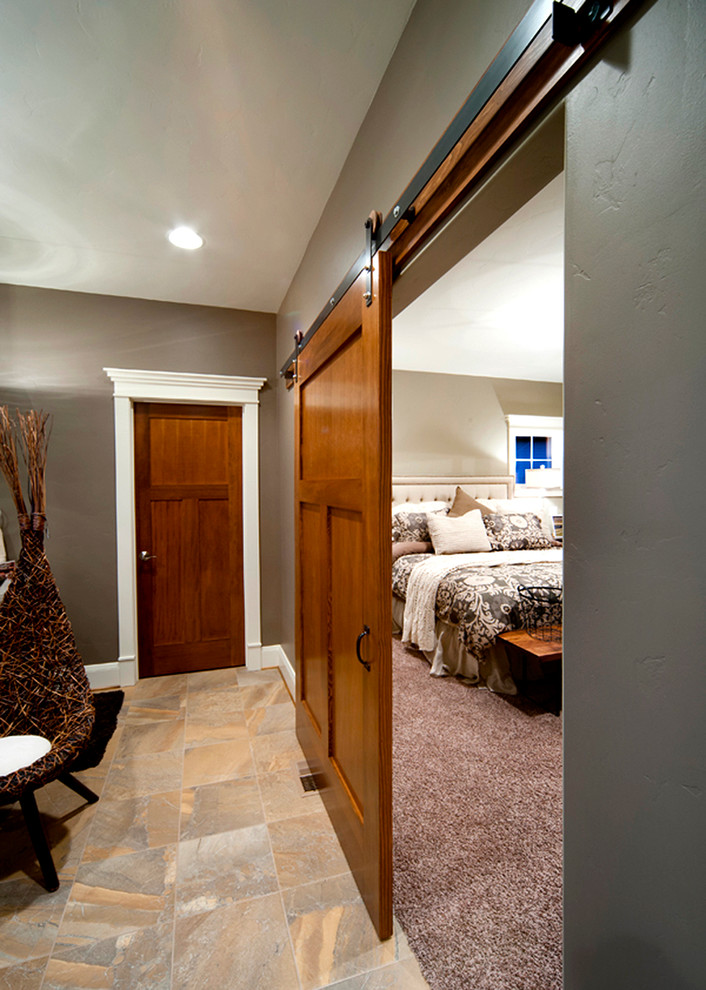 Kleines Landhaus Hauptschlafzimmer ohne Kamin mit grauer Wandfarbe in Sonstige
