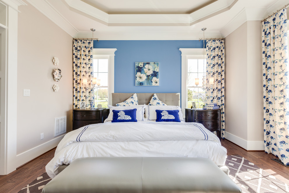 Ispirazione per una camera da letto chic con pareti blu