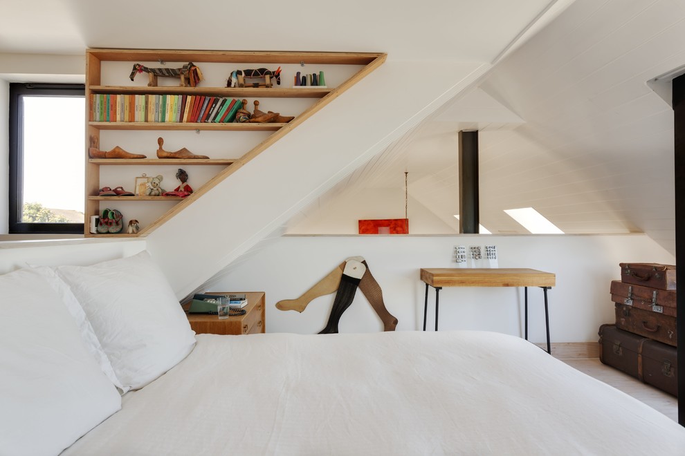 Esempio di una camera da letto costiera con pareti bianche, parquet chiaro e pavimento beige