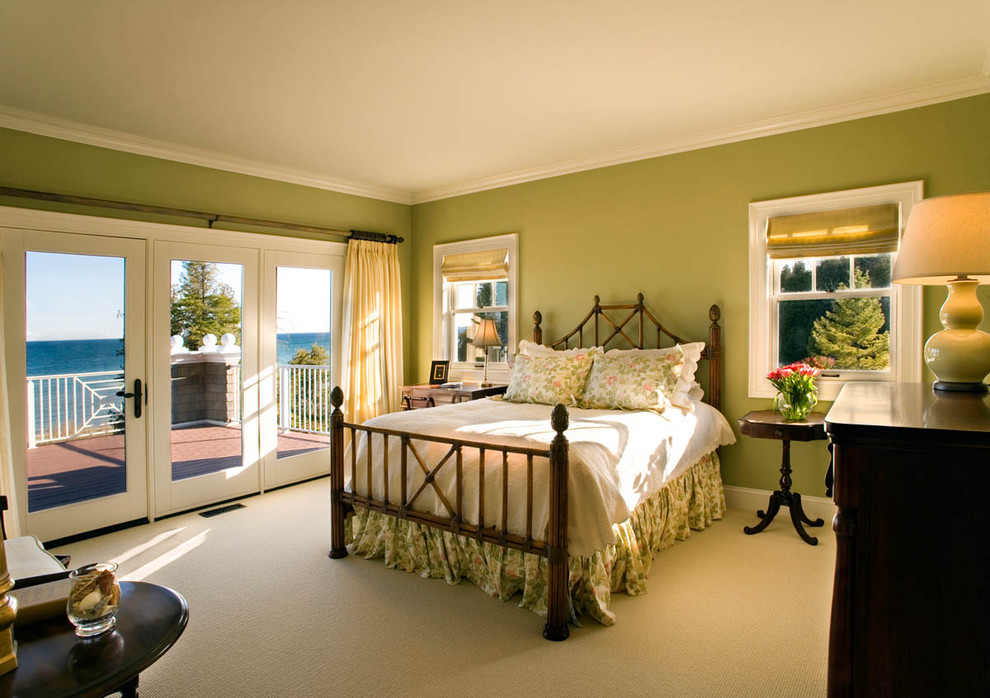 На фото: спальня в классическом стиле с зелеными стенами