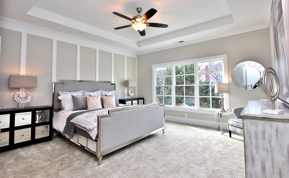 Idée de décoration pour une chambre avec moquette tradition avec un mur beige et un sol gris.