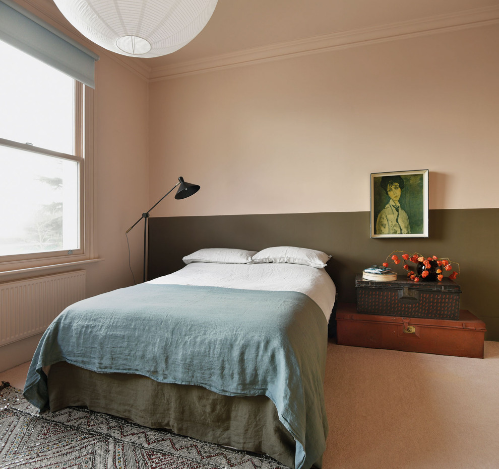 Стильный дизайн: большая хозяйская спальня в стиле фьюжн с розовыми стенами, ковровым покрытием и розовым полом - последний тренд