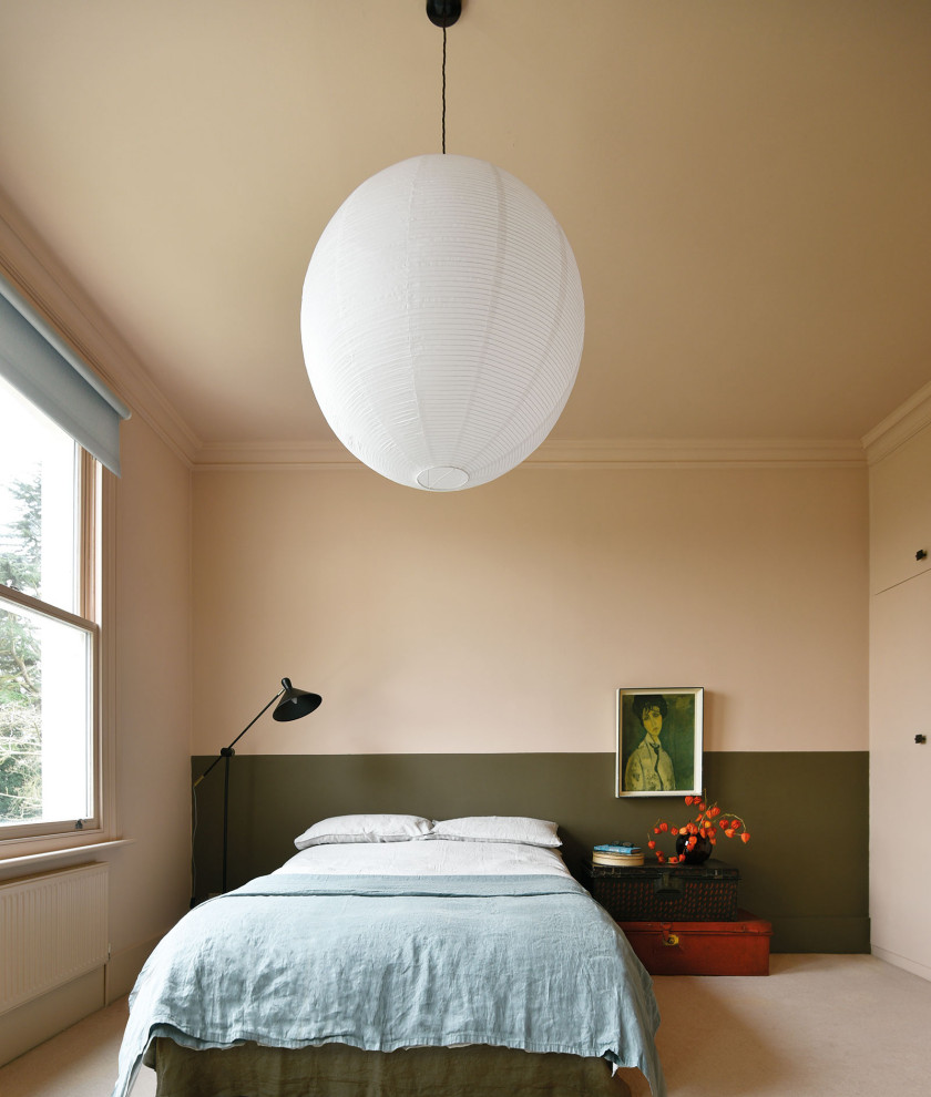 Идея дизайна: большая хозяйская спальня в стиле фьюжн с розовыми стенами, ковровым покрытием и розовым полом