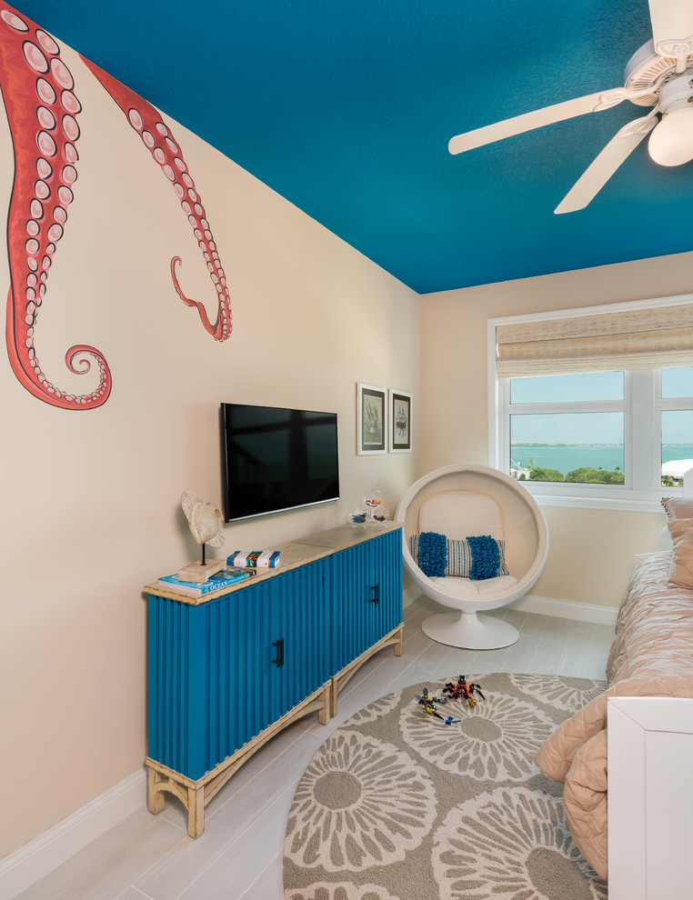 Идея дизайна: маленькая гостевая спальня (комната для гостей) в морском стиле с бежевыми стенами, полом из керамогранита и серым полом без камина для на участке и в саду