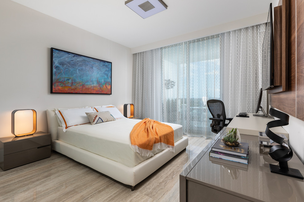 マイアミにあるコンテンポラリースタイルのおしゃれな客用寝室 (セラミックタイルの床、ベージュの床、グレーの壁、暖炉なし) のインテリア
