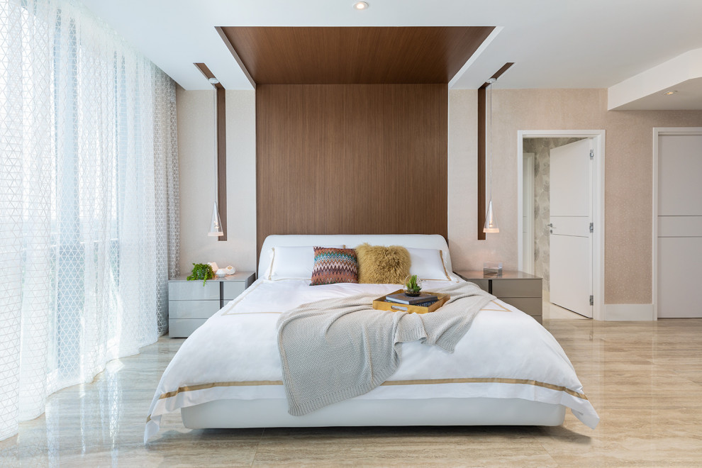 На фото: спальня в современном стиле с бежевыми стенами, полом из керамической плитки, бежевым полом, деревянным потолком и деревянными стенами с