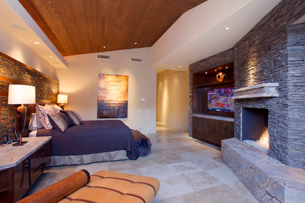 他の地域にある巨大なコンテンポラリースタイルのおしゃれな主寝室 (茶色い壁、トラバーチンの床、石材の暖炉まわり、コーナー設置型暖炉) のレイアウト