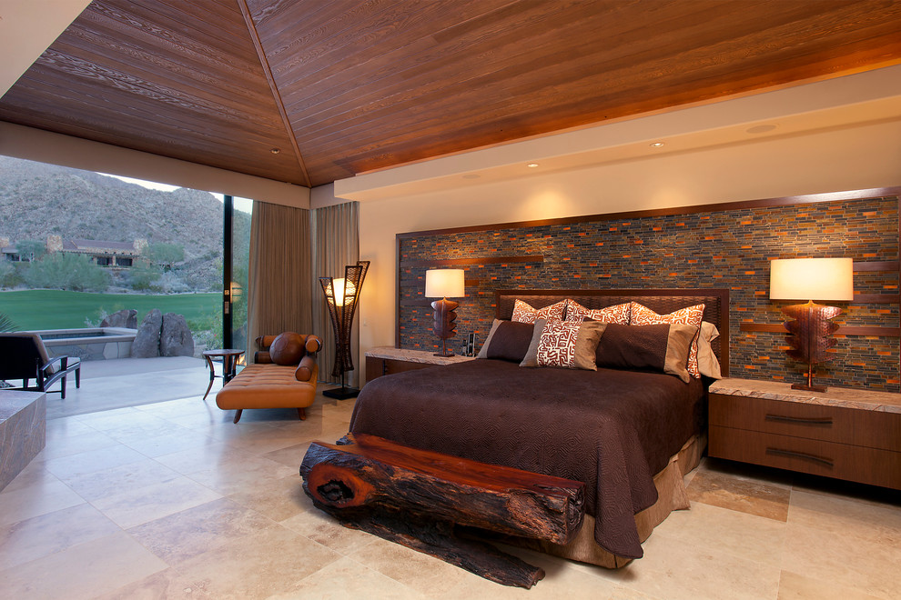 Свежая идея для дизайна: огромная хозяйская спальня в современном стиле с коричневыми стенами и полом из травертина - отличное фото интерьера