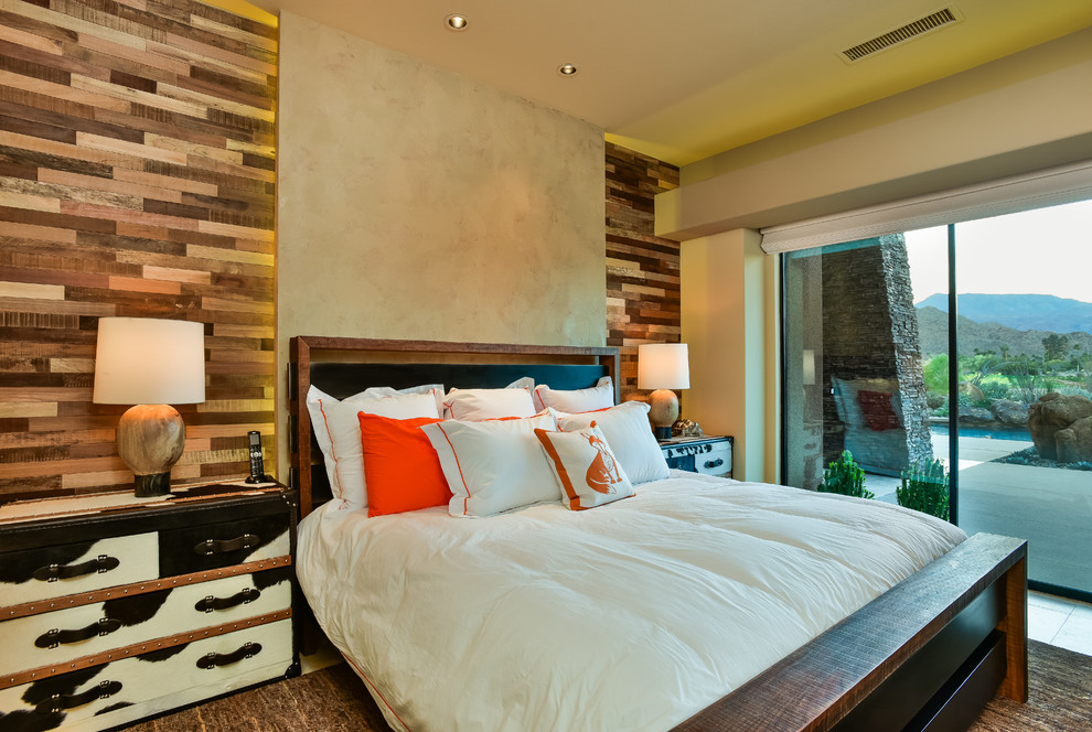 Идея дизайна: большая гостевая спальня (комната для гостей) в стиле фьюжн с бежевыми стенами, полом из травертина, стандартным камином и фасадом камина из плитки