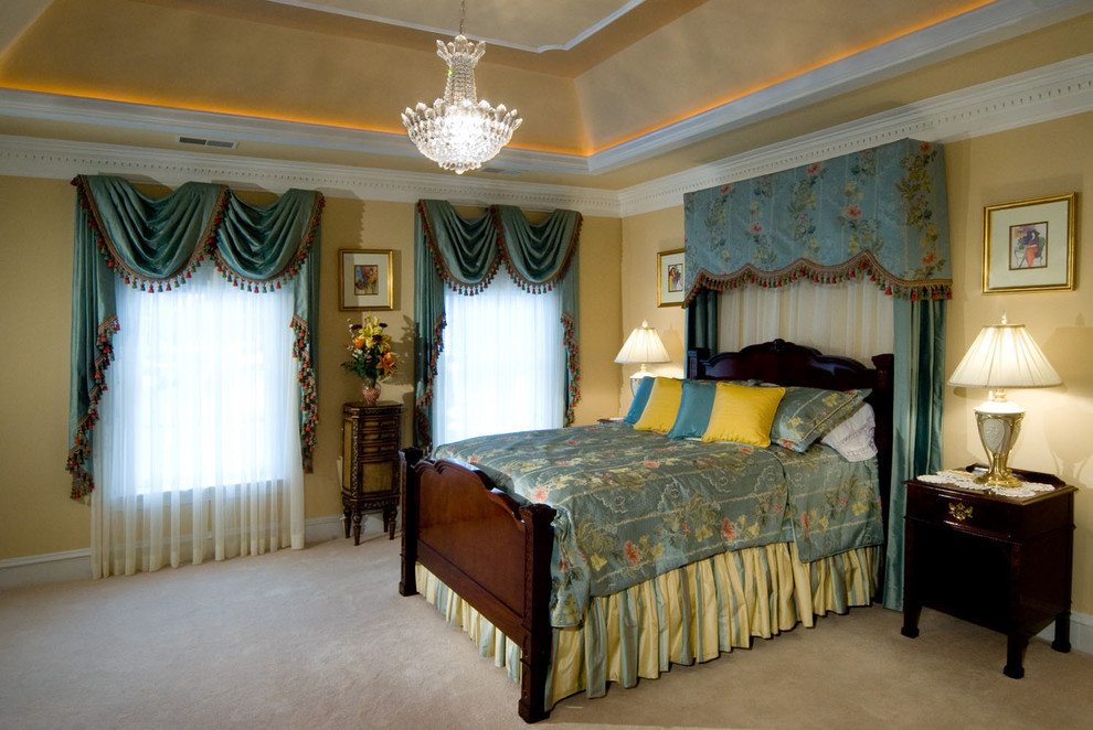 Imagen de dormitorio principal clásico grande con paredes amarillas y moqueta
