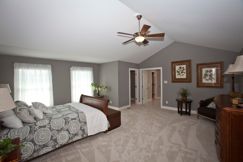 Foto de dormitorio principal tradicional renovado grande con paredes grises y moqueta