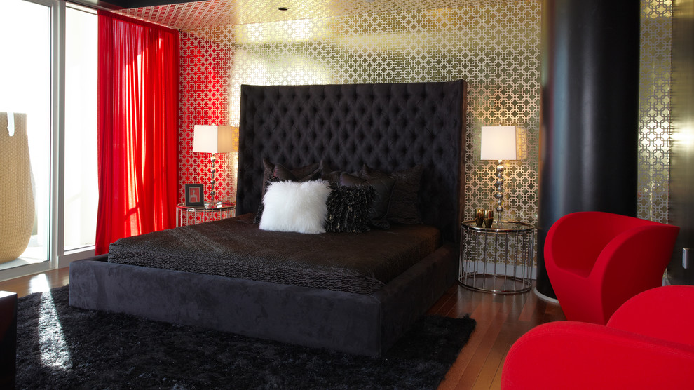 Cette photo montre une grande chambre moderne avec un mur rouge et aucune cheminée.