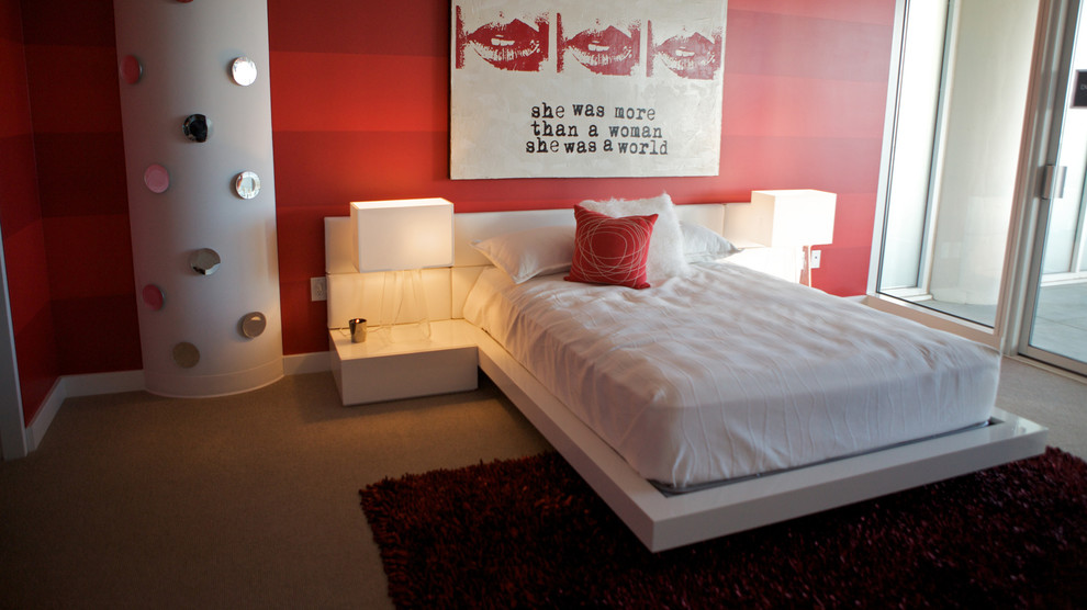 Idee per una grande camera da letto moderna con pareti rosse, moquette e nessun camino