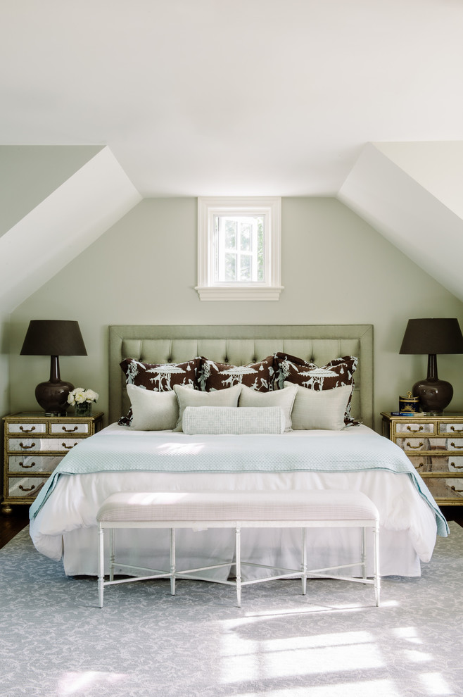 Modelo de dormitorio clásico con paredes grises y suelo de madera oscura