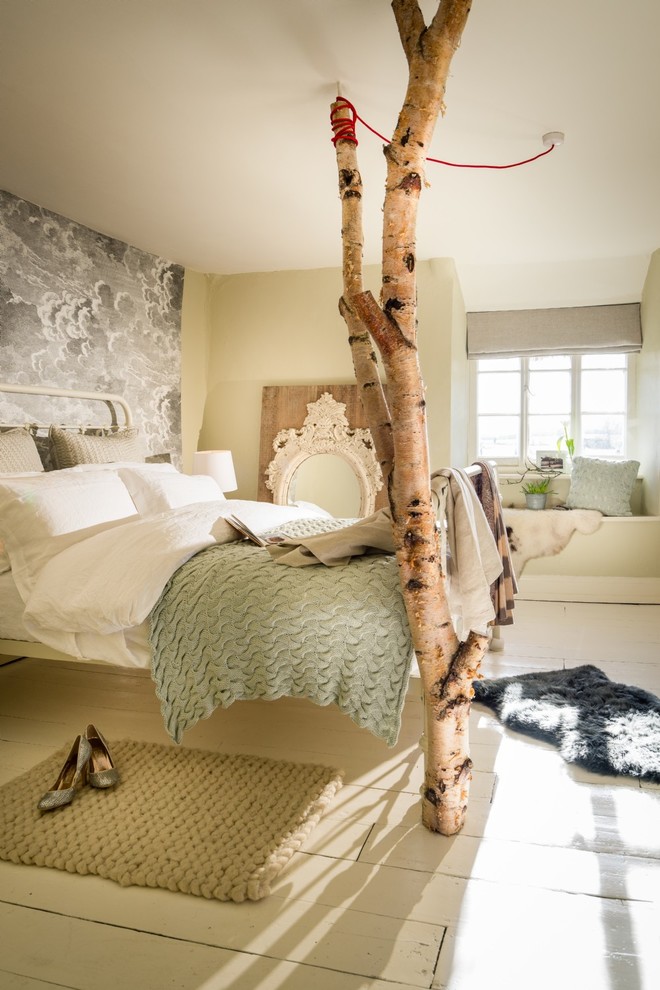 Идея дизайна: гостевая спальня среднего размера, (комната для гостей) в стиле рустика с белыми стенами, светлым паркетным полом и белым полом