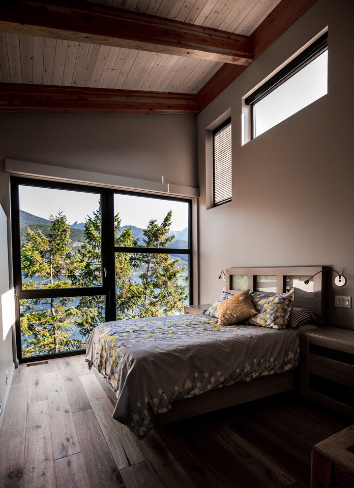 Foto de dormitorio principal actual de tamaño medio con paredes blancas y suelo de madera clara