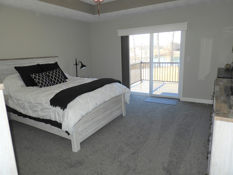 Imagen de dormitorio principal tradicional renovado grande con paredes beige, moqueta y suelo gris