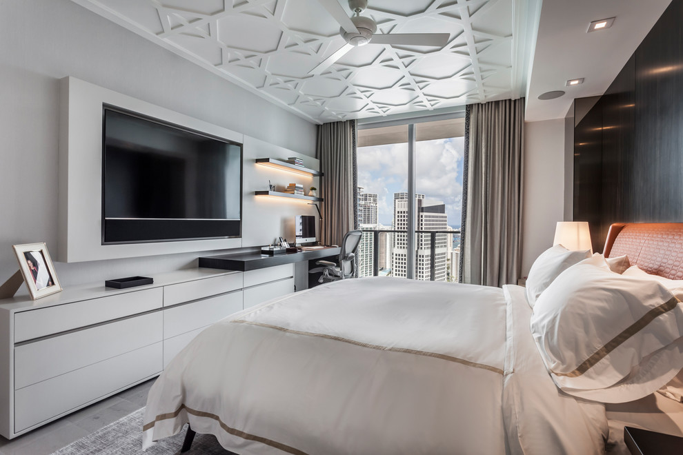 Свежая идея для дизайна: хозяйская спальня в современном стиле с серыми стенами без камина - отличное фото интерьера