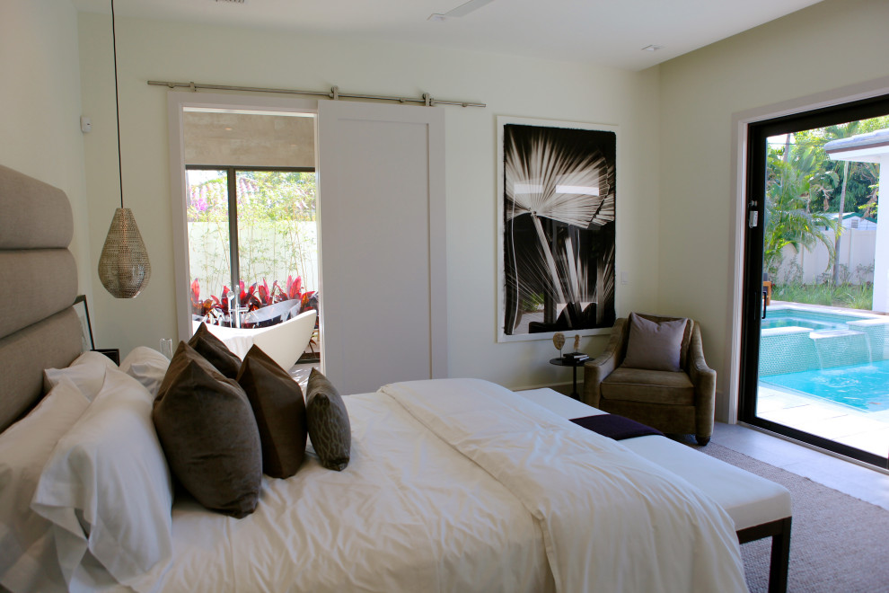 Ejemplo de habitación de invitados exótica de tamaño medio con paredes blancas