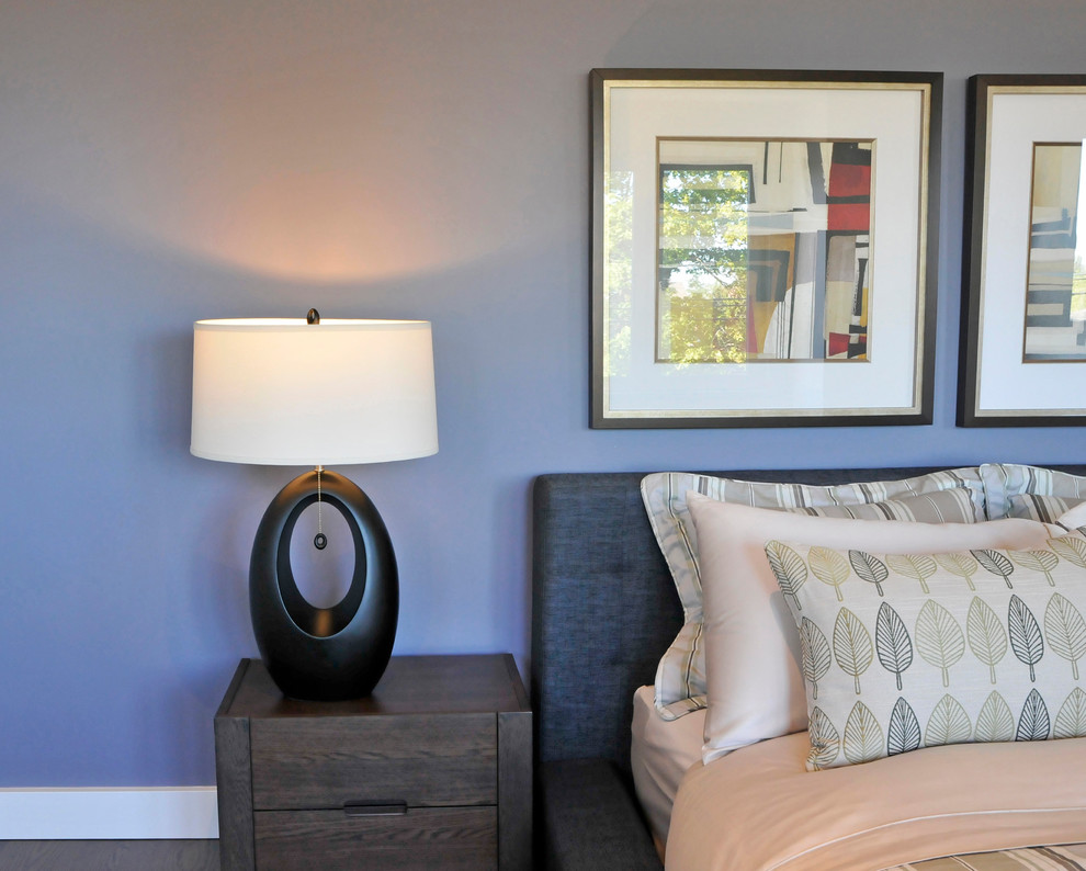 Modelo de habitación de invitados minimalista con paredes azules