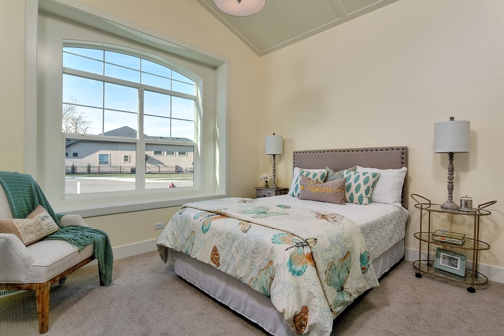 Imagen de habitación de invitados tradicional renovada de tamaño medio con paredes azules y moqueta