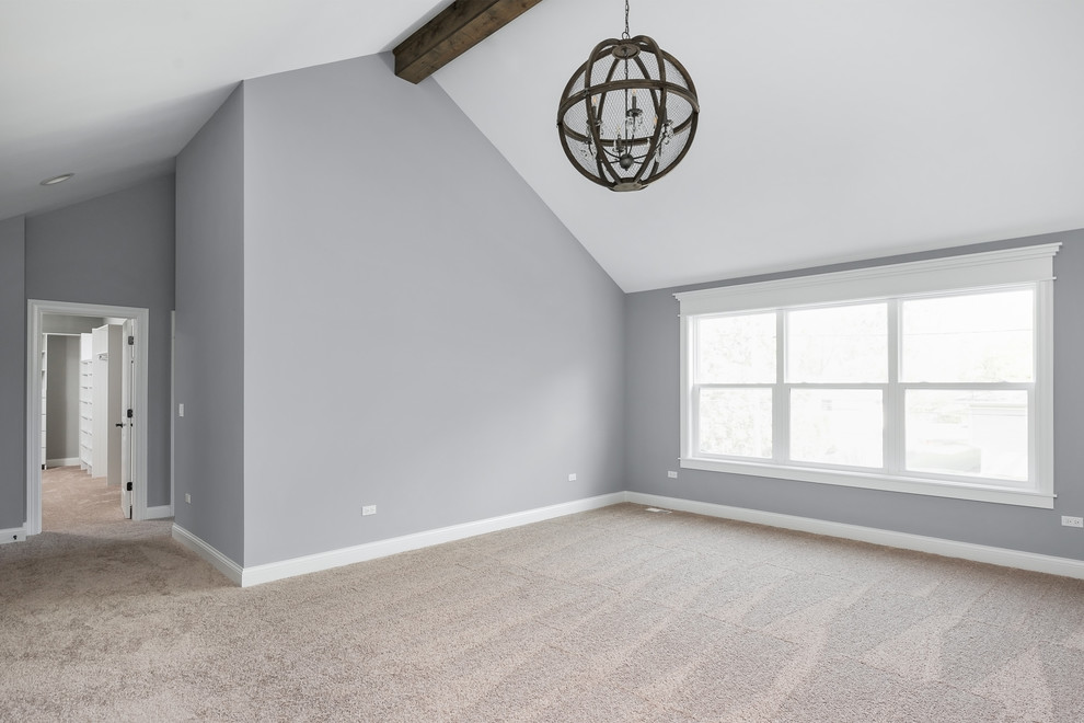 Foto di un'ampia camera matrimoniale country con pareti grigie, moquette e pavimento beige