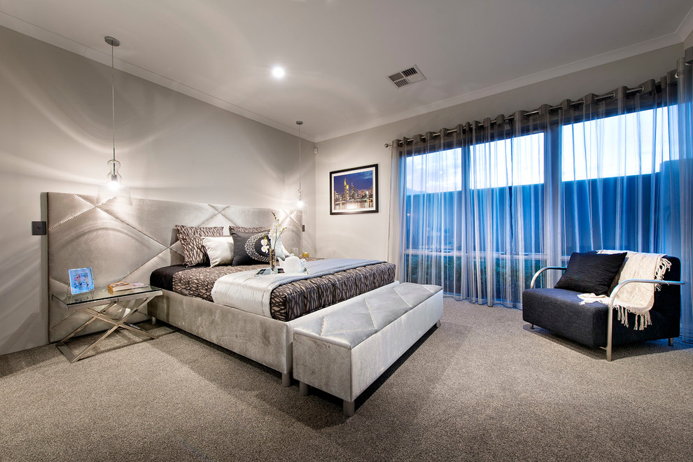 Großes Modernes Hauptschlafzimmer mit weißer Wandfarbe und Teppichboden in Perth