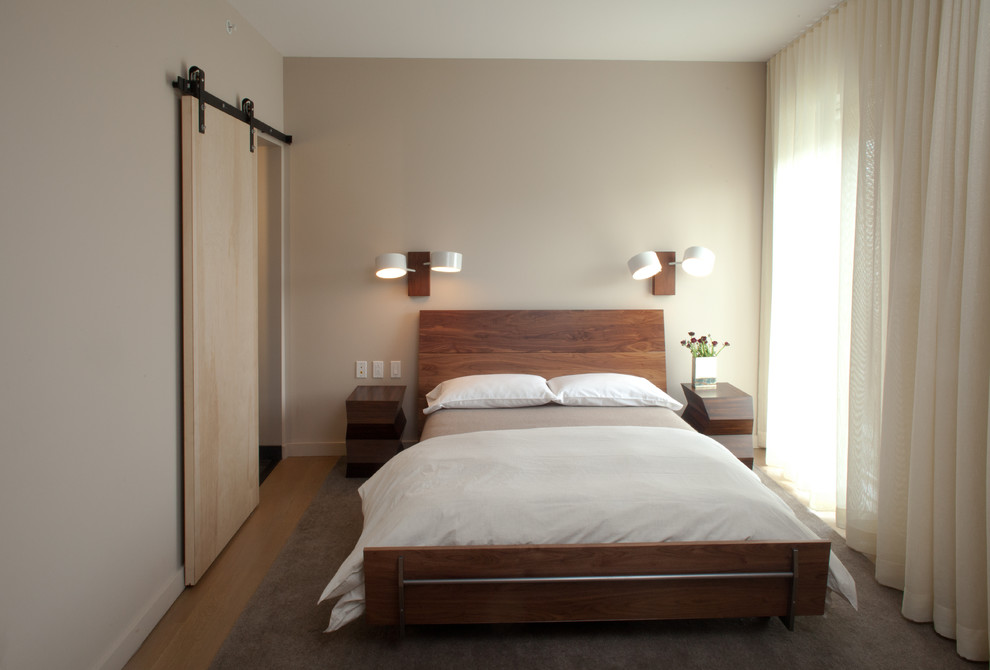 Idee per una piccola camera degli ospiti minimalista con pareti grigie, parquet chiaro, nessun camino e pavimento beige