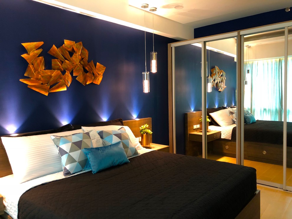 Mittelgroßes Modernes Hauptschlafzimmer ohne Kamin mit blauer Wandfarbe, Keramikboden und gelbem Boden in Sonstige