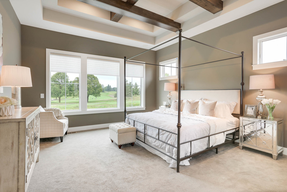 Modelo de habitación de invitados clásica renovada con paredes beige, moqueta y suelo blanco