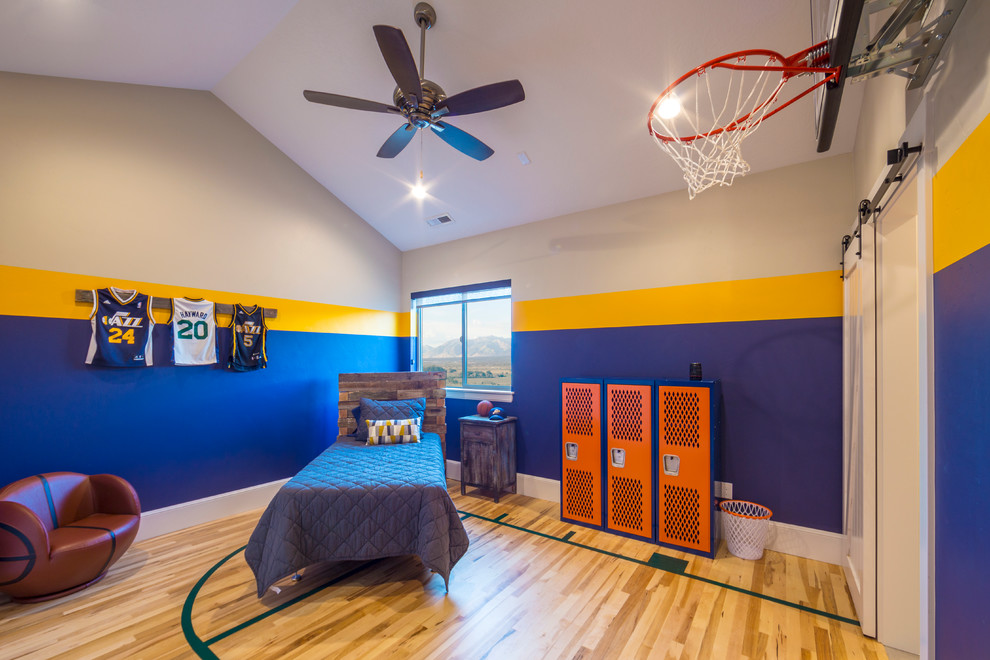 Idées déco pour une grande chambre d'amis craftsman avec un mur multicolore et parquet clair.
