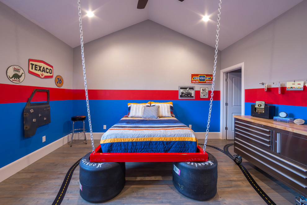 Foto de habitación de invitados de estilo americano grande con paredes multicolor y suelo de madera clara