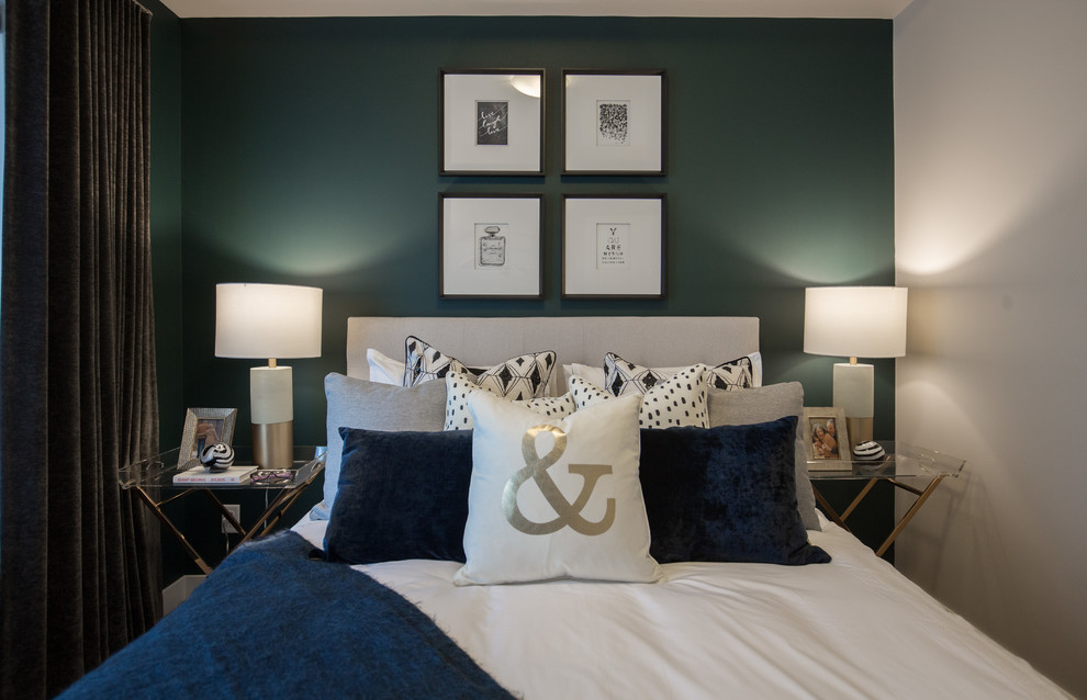 Kleines Modernes Hauptschlafzimmer mit grüner Wandfarbe, Teppichboden und grauem Boden in Calgary