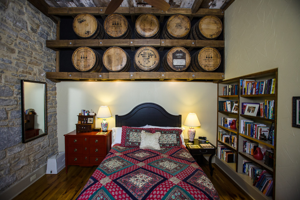 Rustikales Hauptschlafzimmer ohne Kamin mit beiger Wandfarbe und dunklem Holzboden in Sonstige