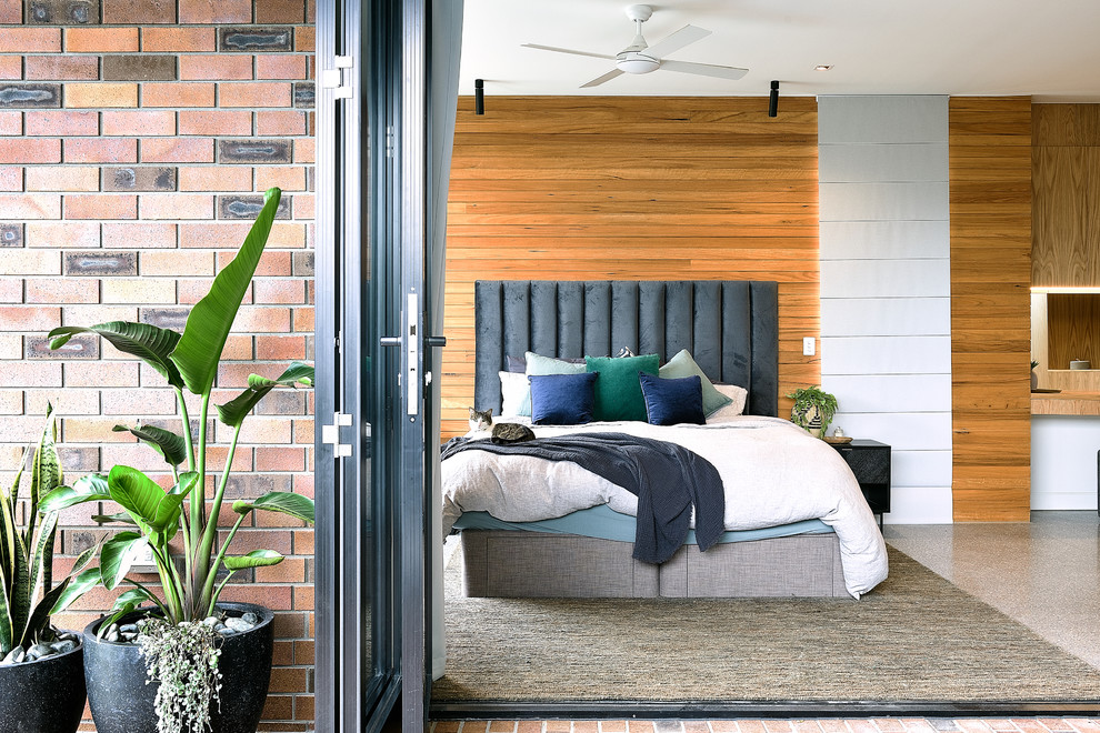 На фото: хозяйская спальня в современном стиле с бетонным полом и серым полом с
