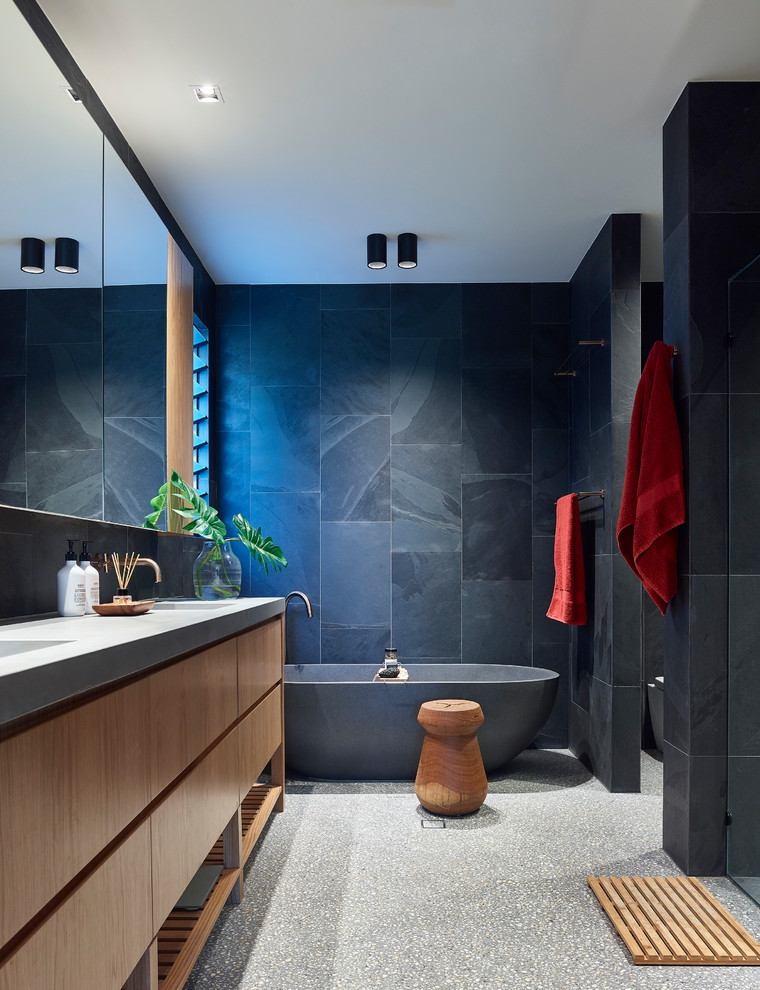Cette image montre une salle de bain design avec un mur noir et un sol gris.