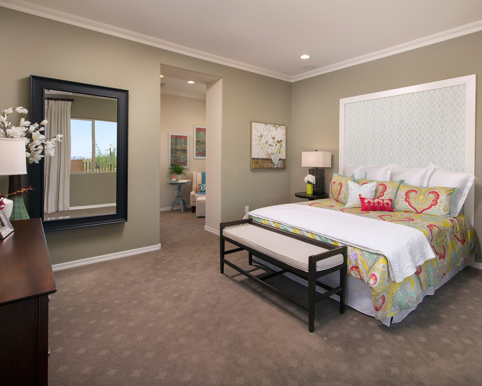 Modernes Schlafzimmer mit beiger Wandfarbe und Teppichboden in Phoenix