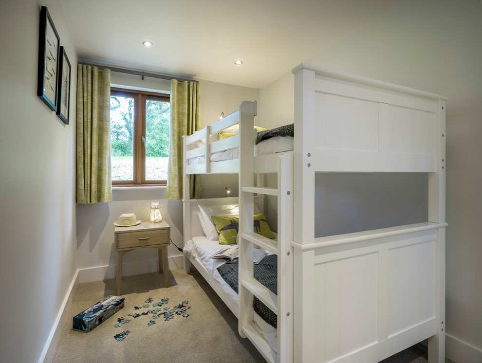 Diseño de habitación de invitados marinera pequeña con moqueta y suelo beige