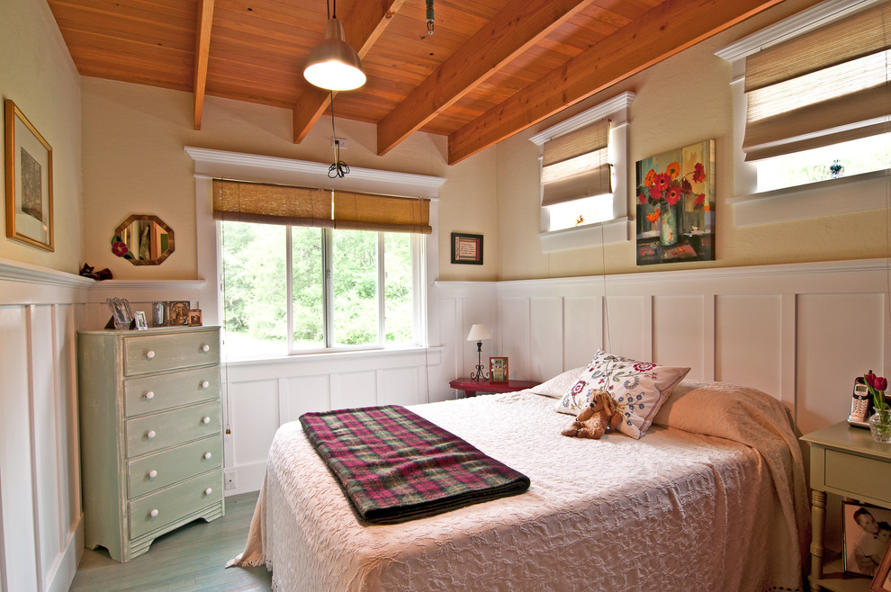 Foto di una camera da letto boho chic con pareti beige