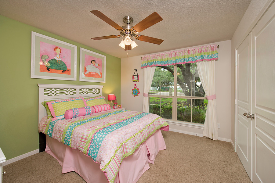 Foto di una camera degli ospiti tradizionale di medie dimensioni con pareti verdi, moquette, nessun camino e pavimento beige