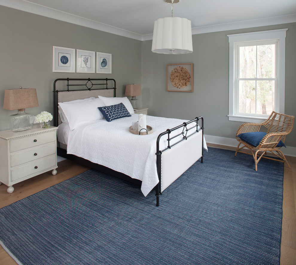 Mittelgroßes Maritimes Hauptschlafzimmer mit grauer Wandfarbe und hellem Holzboden in Charleston