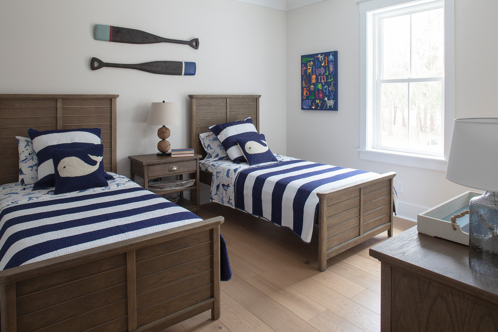Foto de habitación de invitados marinera de tamaño medio con paredes grises y suelo de madera clara